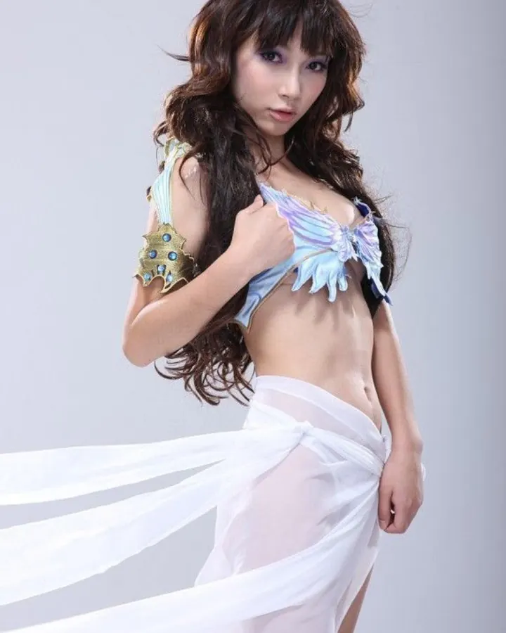 Femme aux cheveux bruns en lingerie blanche, allongée sur un lit, vue de dos