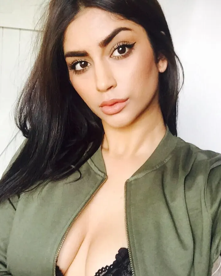 Femme brune aux longs cheveux en selfie