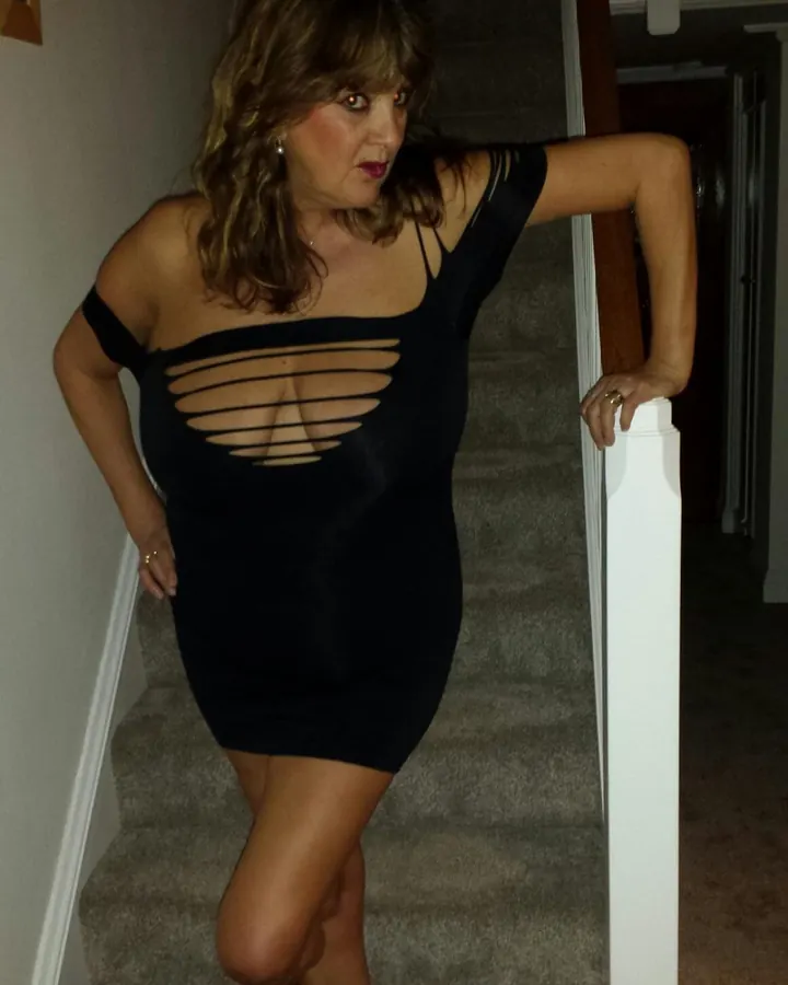 Femme aux cheveux bruns et robe noire déchirée